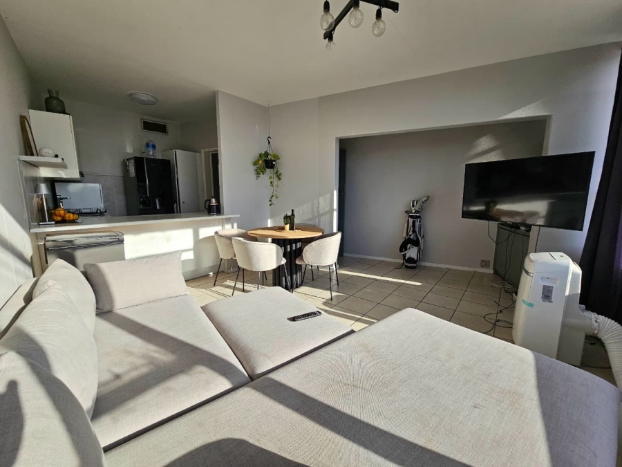 2 Bedroom Property for Sale in Vredehoek Western Cape